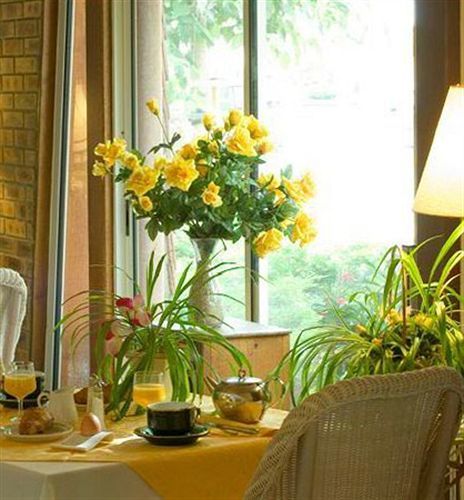Отель Logis Chez Bach Chaussin Экстерьер фото